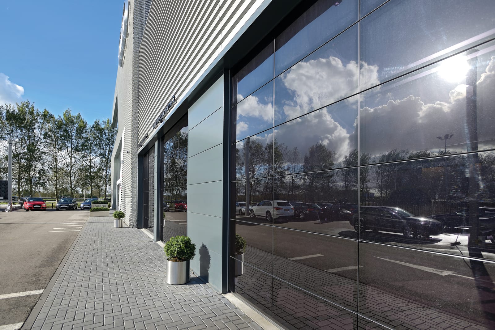 Hörmann Industrie-Sectionaltor ALR F42 Vitraplan flächenbündig in Glasfassade