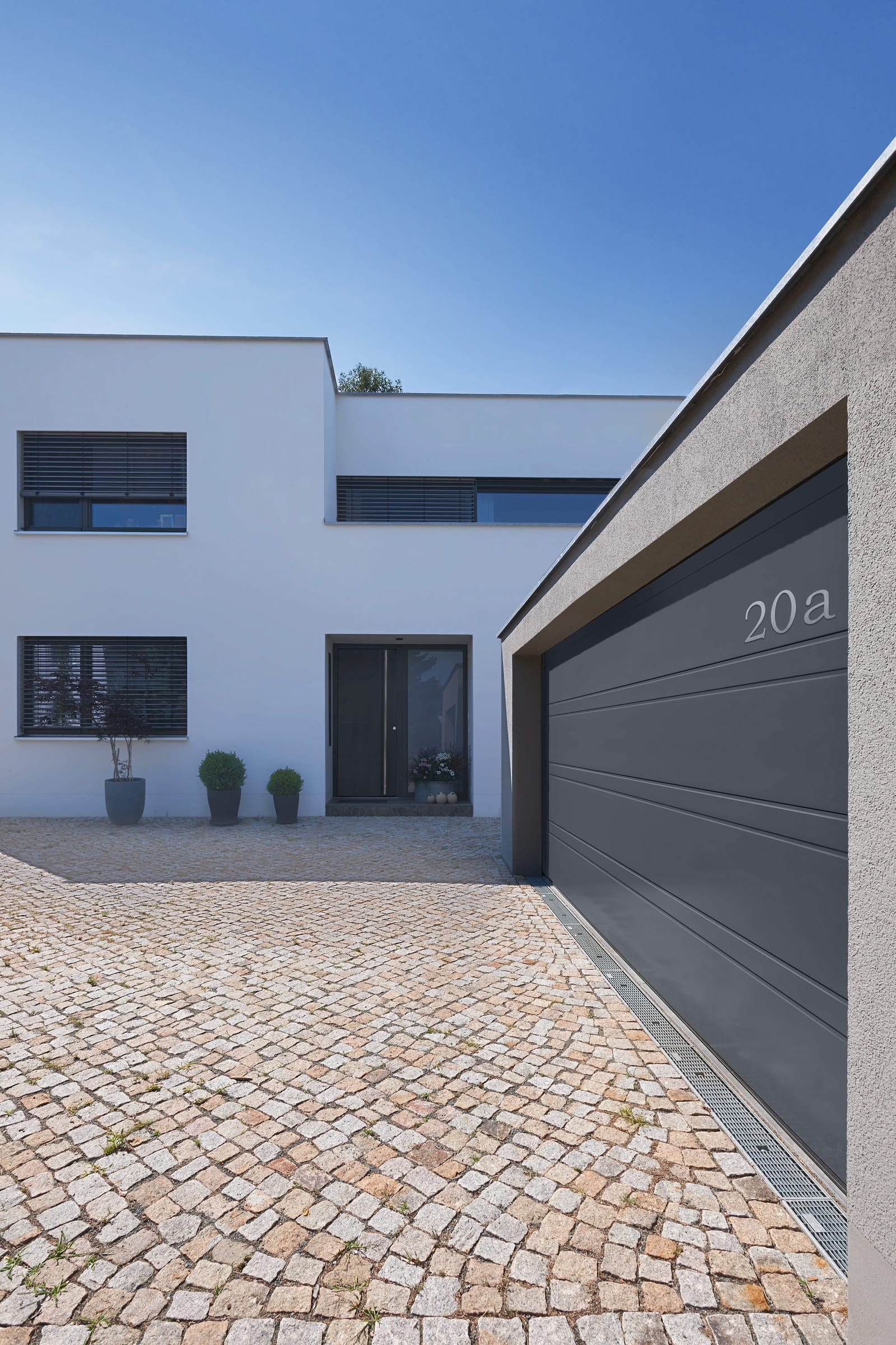 Hörmann Sectionaltor D-Sicke Silkgrain RAL 7016 mit ThermoSafe Haustür Motiv 860