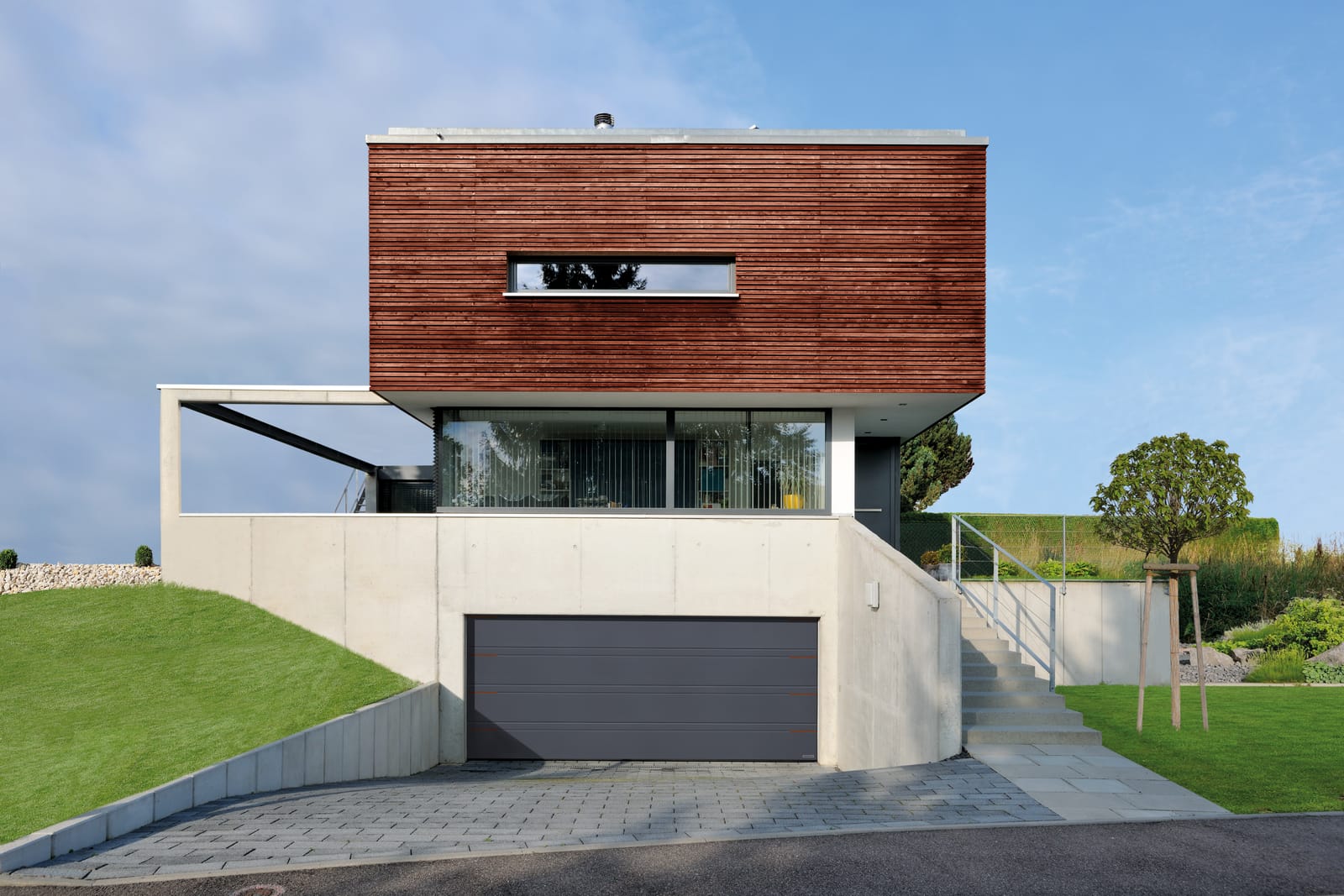 Hörmann Sectionaltor D-Sicke Silkgrain in Anthrazitgrau RAL 7016, Motiv 500 mit Holzoptik-Inlay